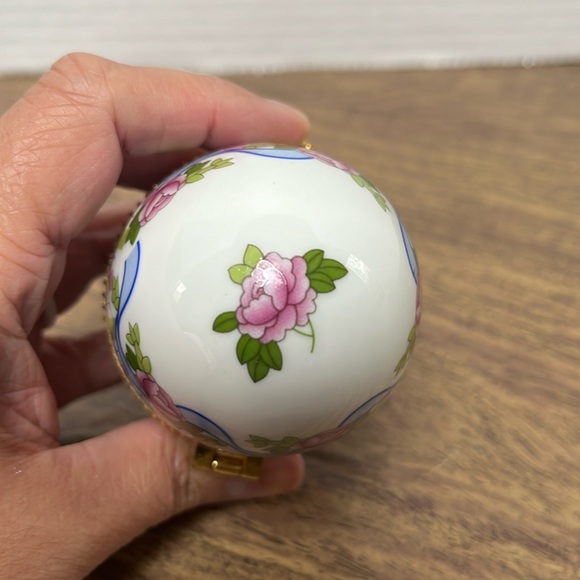 Genuine Porcelain Hand Painted Footed Egg Trinket/Jewelry Box - Picture 9 of 13